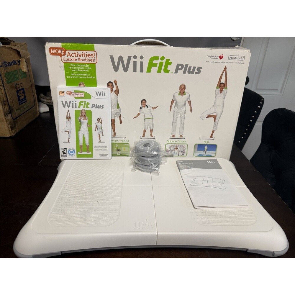 Wii Fit Plus (Nintendo Wii, Balance Board Game Bundle